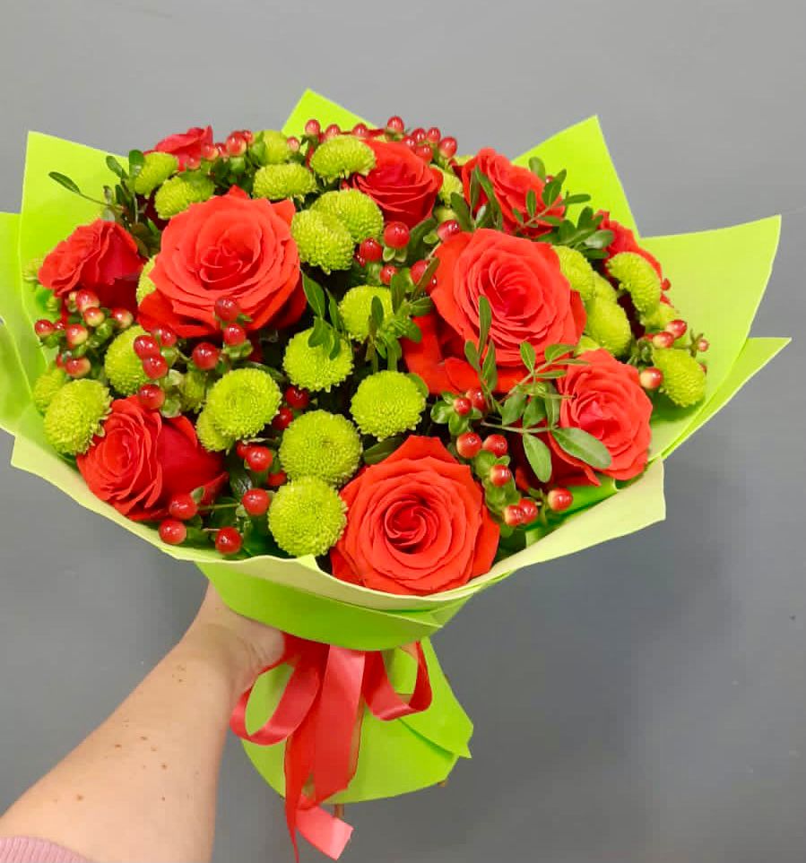 Букет цветов из: Хризантемы и Розы в Полярных Зорях