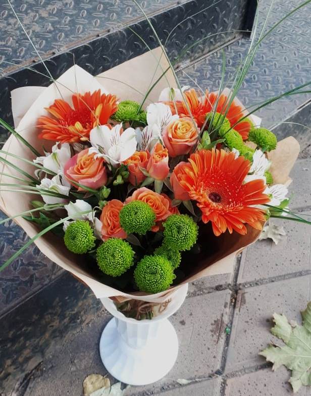 Букет цветов из: Герберы, Хризантемы, Альстромерии и Розы в Полярных Зорях