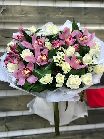 Букет цветов из: Розы и Хризантемы в Полярных Зорях