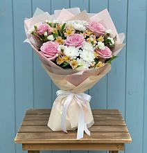 Букет цветов из:  Гвоздики, Орхидеи и Розы в Полярных Зорях