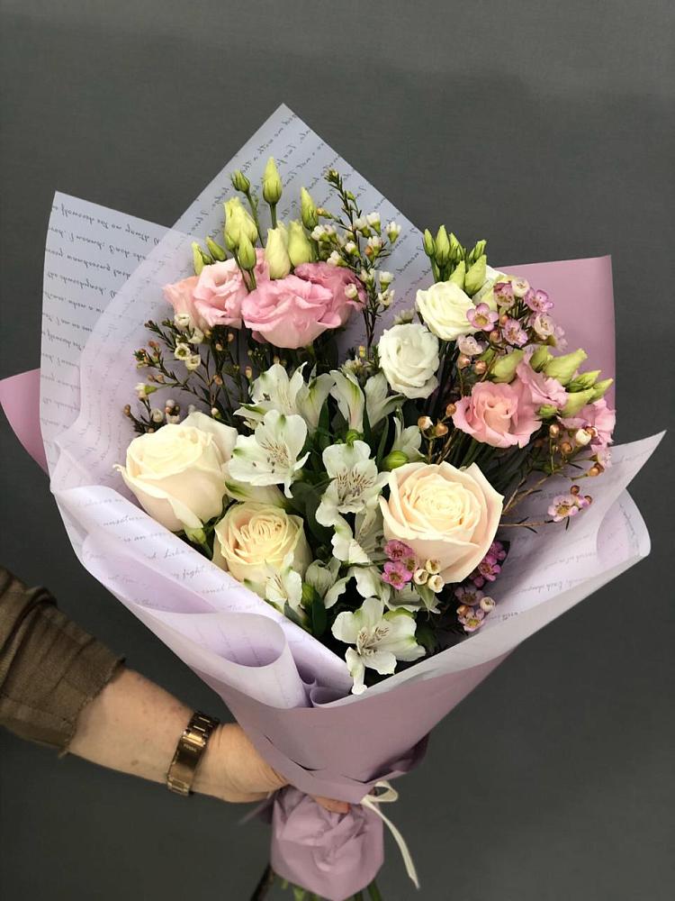 Букет цветов из: Альстромерии, Розы и Лизиантусы в Полярных Зорях