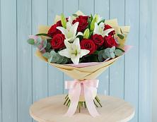 Букет цветов из:  Лилии и Розы в Полярных Зорях