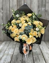 Букет цветов из:  Розы и Лизиантусы в Полярных Зорях