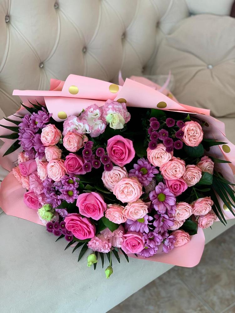 Букет цветов из: Хризантемы, Розы и Лизиантусы в Полярных Зорях