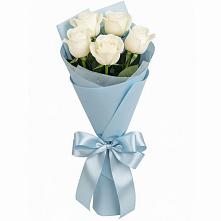 Букет 5 Белых роз Проуд в Полярных Зорях