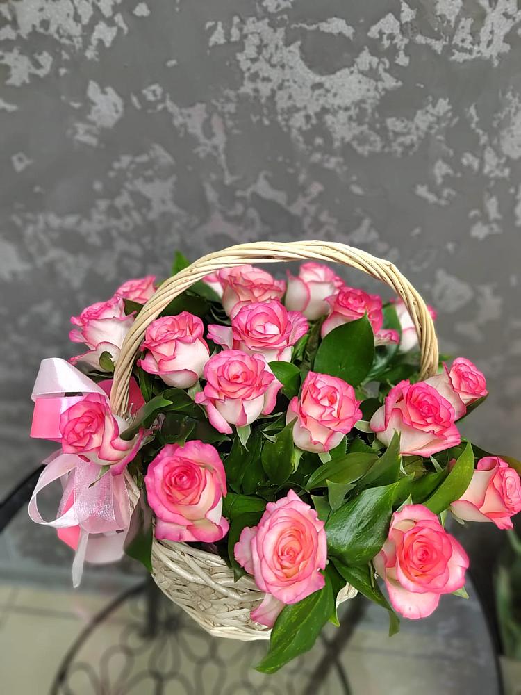 Цветочная композиция из Розы в корзине в Полярных Зорях