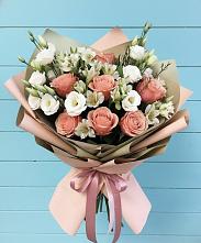 Букет цветов из:  Розы, Альстромерии и Лизиантусы в Полярных Зорях