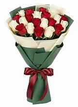 Букет Микс из красных и белых роз в Полярных Зорях