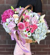 Композиция солнечный день в Полярных Зорях Цветочная композиция из Розы, Хризантемы, Пионы и Лизиантусы в корзине в Полярных Зорях