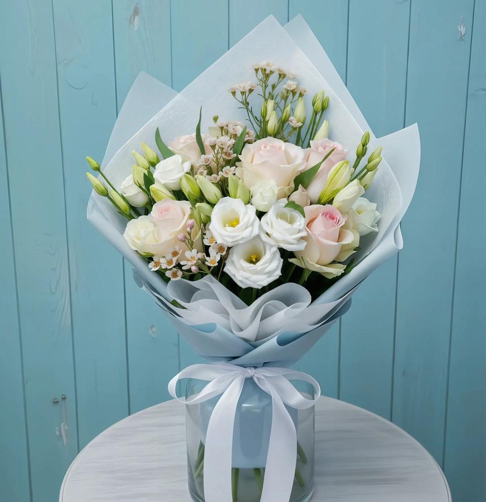 Букет цветов из: Розы и Лизиантусы в Полярных Зорях