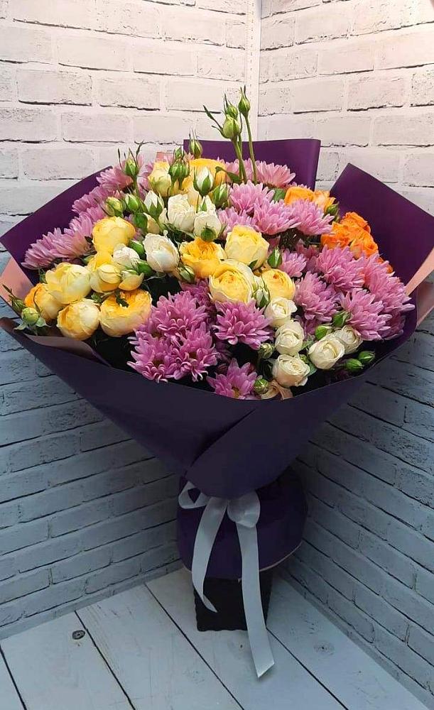 Букет цветов из: Хризантемы и Розы в Полярных Зорях