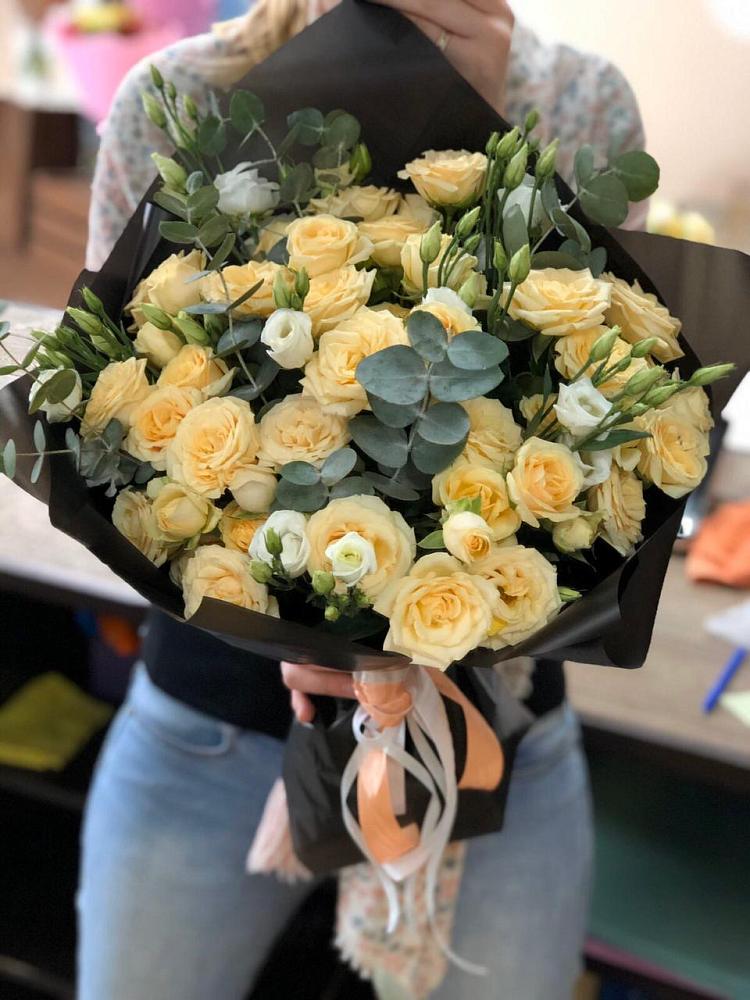 Букет цветов из: Розы и Лизиантусы в Полярных Зорях