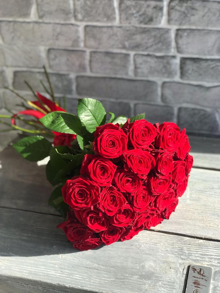 Букет Красные розы Фридом в Полярных Зорях