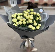 Букет Белые кустовые розы Солинеро в Полярных Зорях