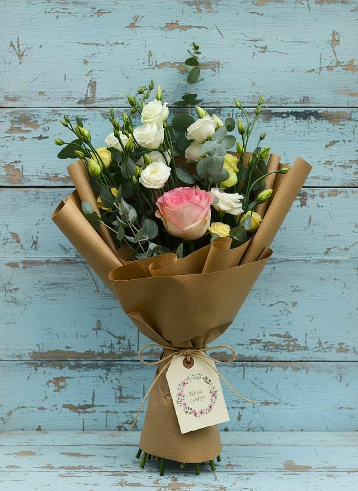 Букет цветов из: Розы и Лизиантусы в Полярных Зорях