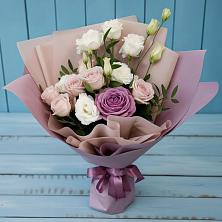 Букет цветов из:  Розы и Лизиантусы в Полярных Зорях