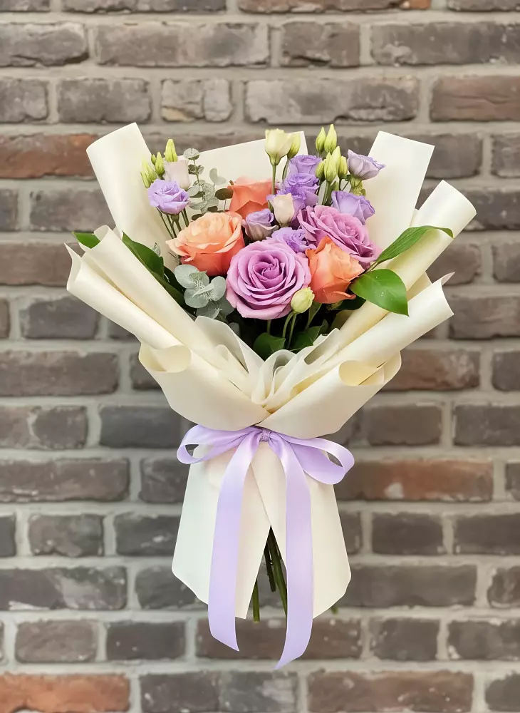 Букет цветов из: Лизиантусы и Розы в Полярных Зорях