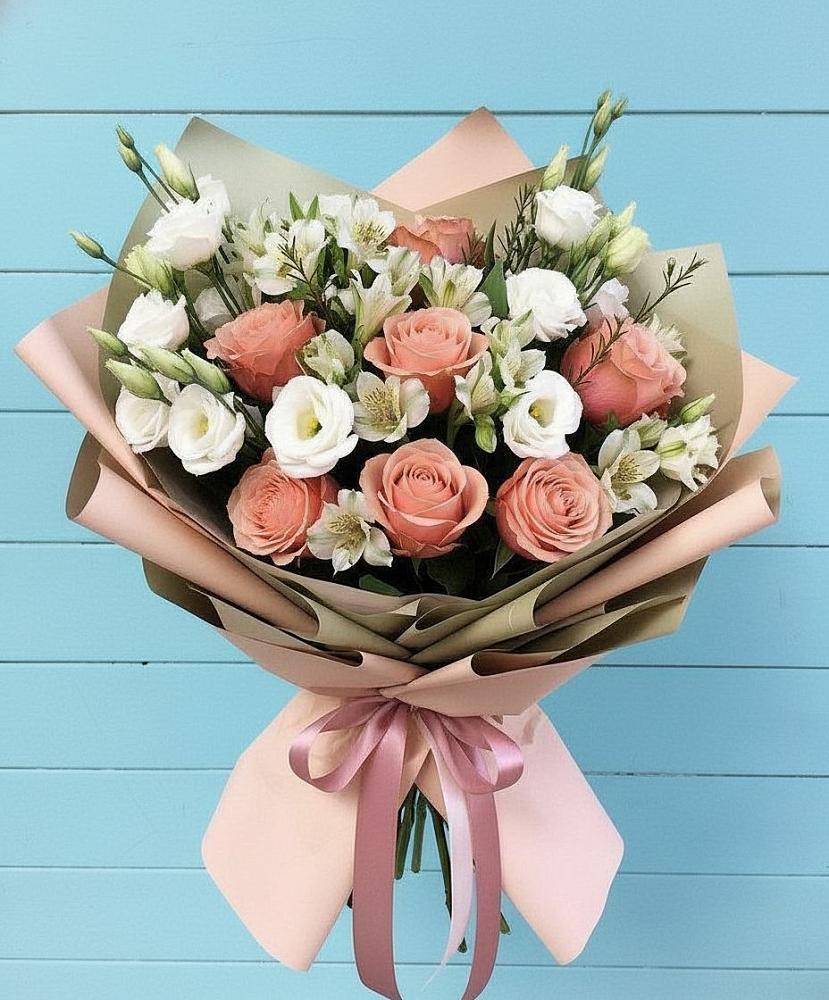Букет цветов из: Розы, Альстромерии и Лизиантусы в Полярных Зорях