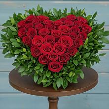 Цветочная композиция из Розы в виде сердца в Полярных Зорях