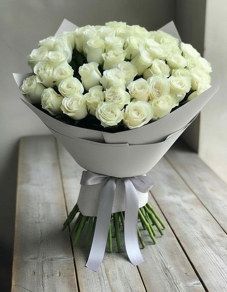 Букет 35 Белых роз в Полярных Зорях