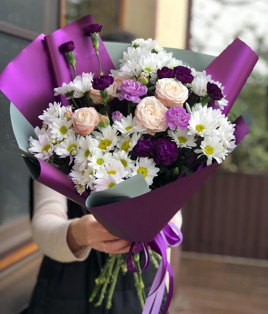 Букет цветов из: Хризантемы, Гвоздики и Розы в Полярных Зорях