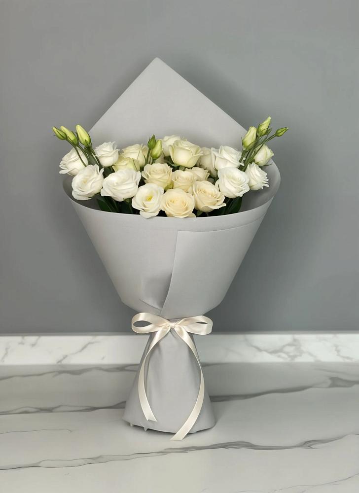 Букет цветов из: Розы и Лизиантусы в Полярных Зорях