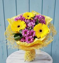 Букет цветов из:  Хризантемы и Герберы в Полярных Зорях