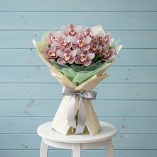 Букет цветов из:  Орхидеи и Розы в Полярных Зорях
