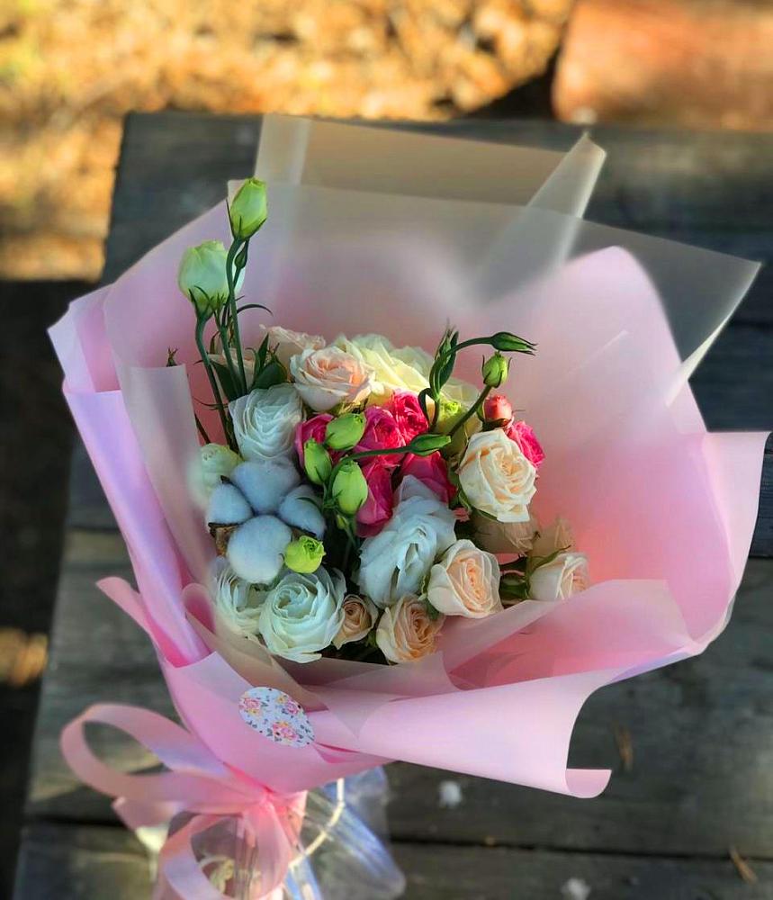 Букет цветов из: Розы и Лизиантусы в Полярных Зорях