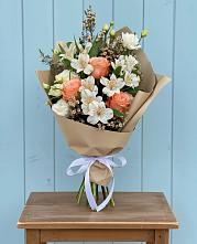 Букет цветов из:  Альстромерии, Лизиантусы, Розы и Хризантемы в Полярных Зорях