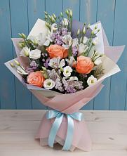 Букет цветов из:  Лизиантусы, Розы, Альстромерии и Гипсофила в Полярных Зорях