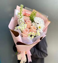 Букет цветов из:  Хризантемы и Розы в Полярных Зорях