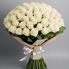 Букет 101 беля роза Белоснежка в Полярных Зорях