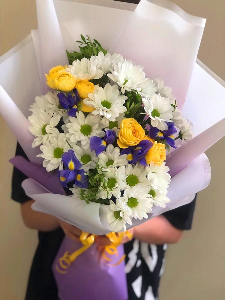 Букет цветов из: Ирисы, Хризантемы и Розы в Полярных Зорях