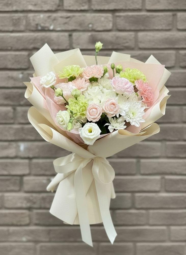 Букет цветов из: Гвоздики, Розы, Лизиантусы и Хризантемы в Полярных Зорях