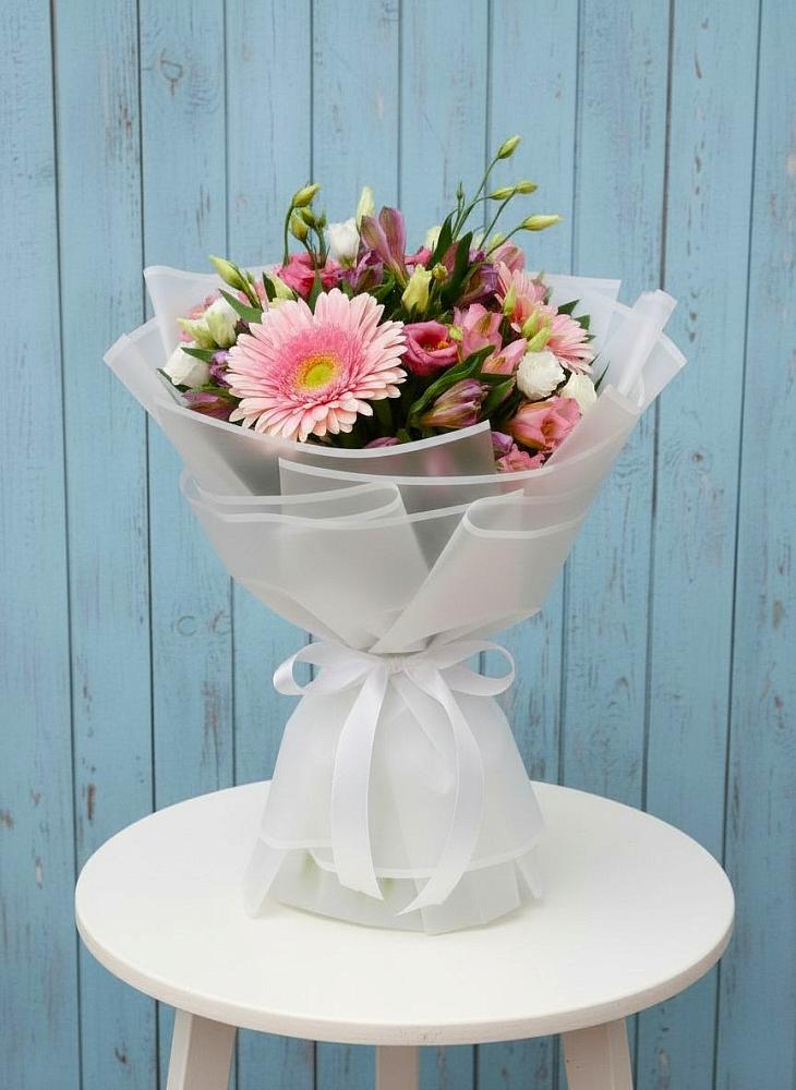 Букет цветов из: Герберы, Альстромерии и Лизиантусы в Полярных Зорях