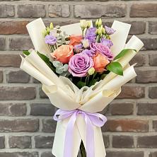 Букет цветов из:  Лизиантусы и Розы в Полярных Зорях