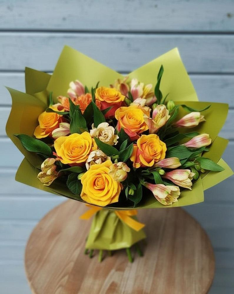 Букет цветов из: Альстромерии и Розы в Полярных Зорях