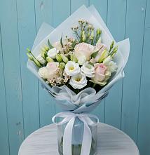 Букет цветов из:  Розы и Лизиантусы в Полярных Зорях
