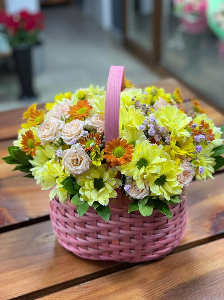 Цветочная композиция из Хризантемы и Розы в корзине в Полярных Зорях