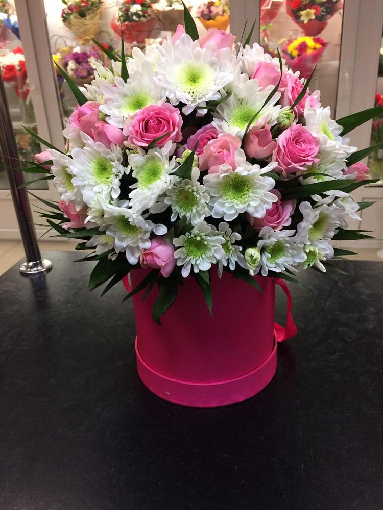 Цветочная композиция из Розы и Хризантемы в шляпной коробке в Полярных Зорях