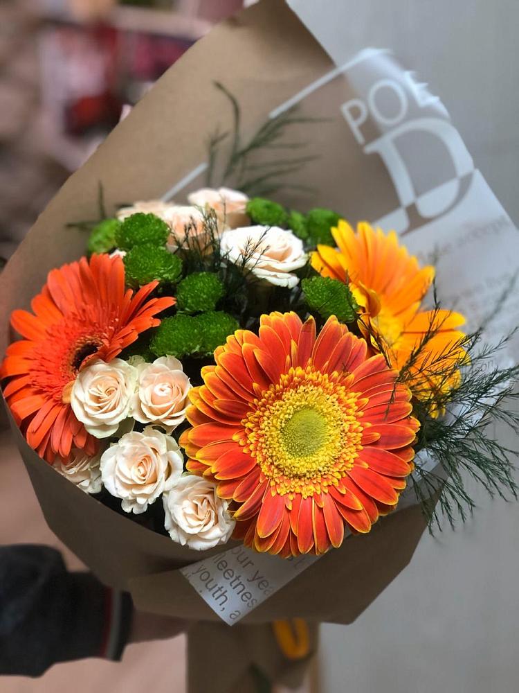 Букет цветов из: Герберы, Хризантемы и Розы в Полярных Зорях