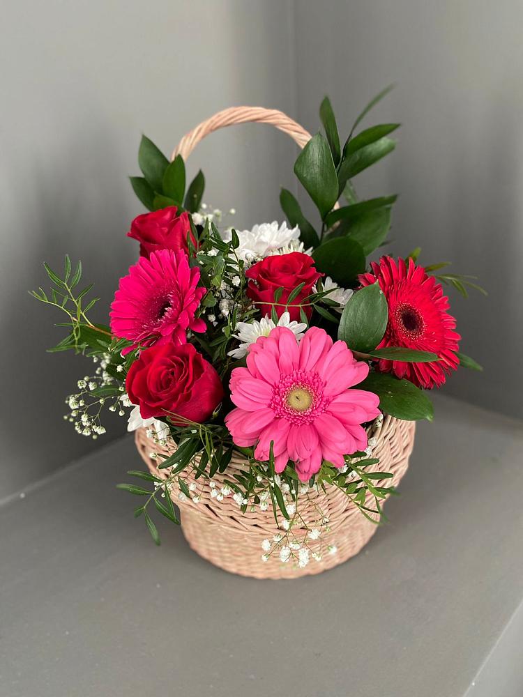 Цветочная композиция из Розы, Хризантемы и Герберы в корзине в Полярных Зорях