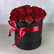 Цветочная композиция из Розы в шляпной коробке в Полярных Зорях