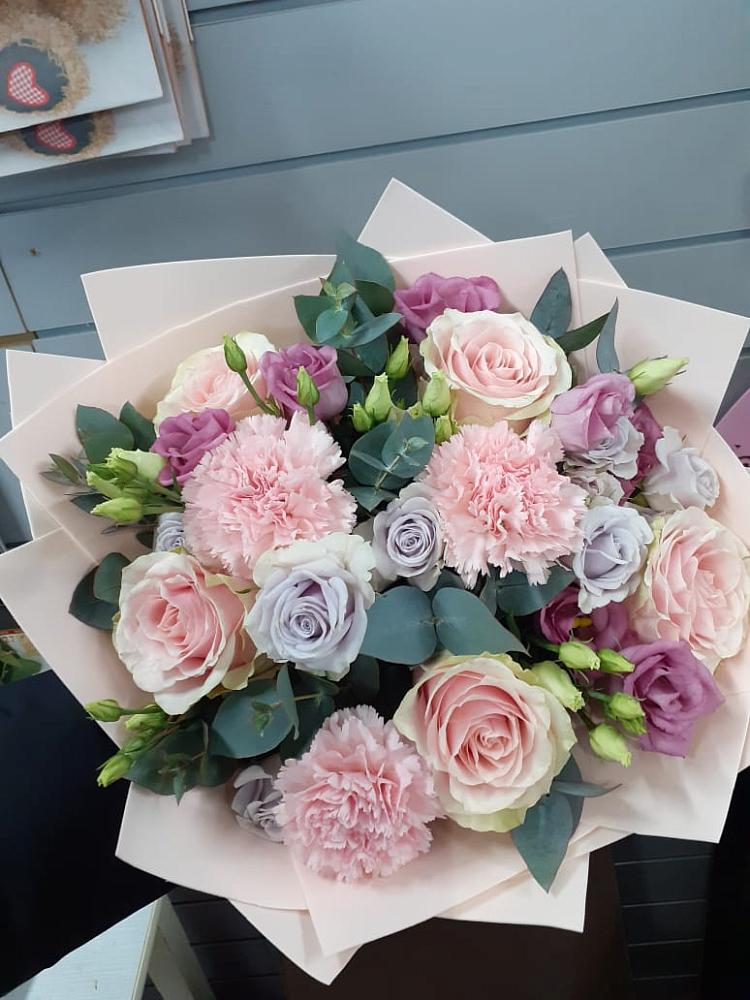 Букет цветов из: Розы, Гвоздики и Лизиантусы в Полярных Зорях