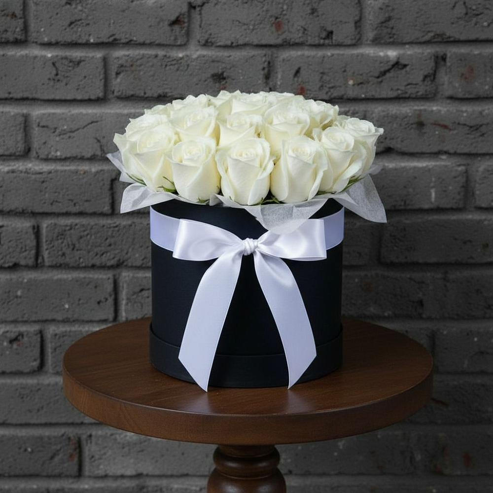 Цветочная композиция из Розы в шляпной коробке в Полярных Зорях