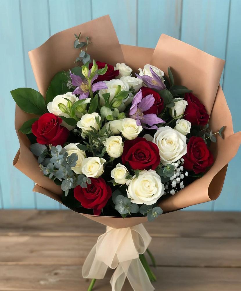 Букет цветов из: Розы и Альстромерии в Полярных Зорях