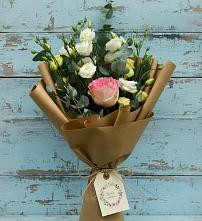 Букет цветов из:  Розы и Лизиантусы в Полярных Зорях