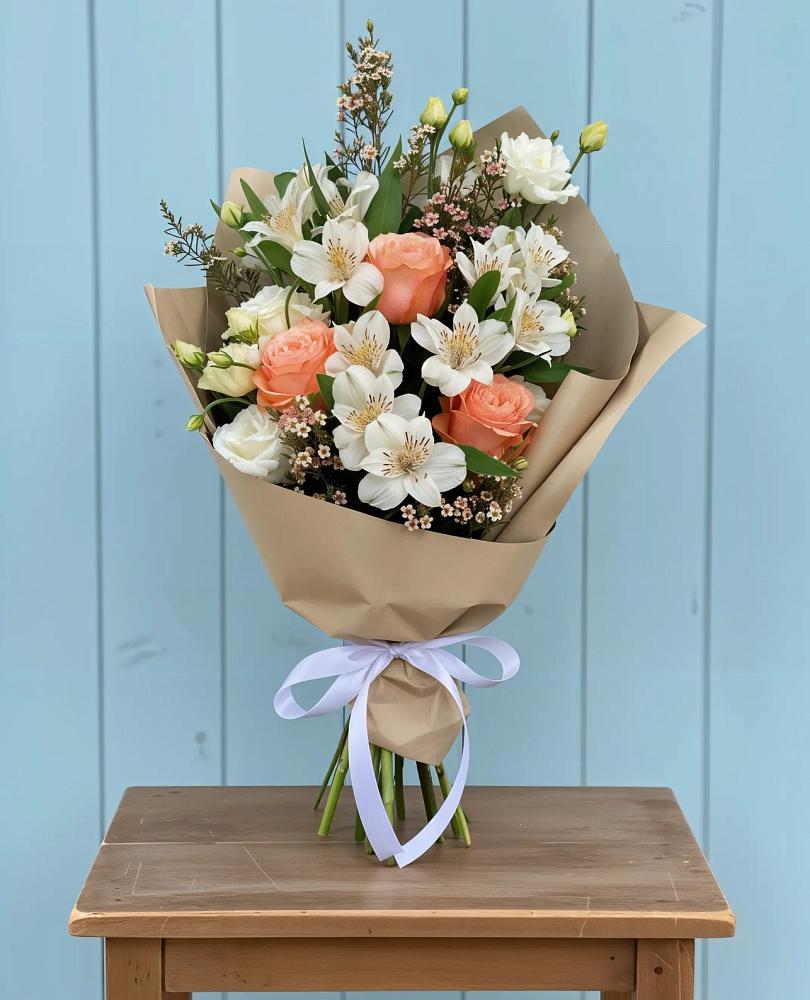 Букет цветов из: Альстромерии, Лизиантусы, Розы и Хризантемы в Полярных Зорях