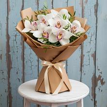 Букет цветов из:  Орхидеи и Розы в Полярных Зорях